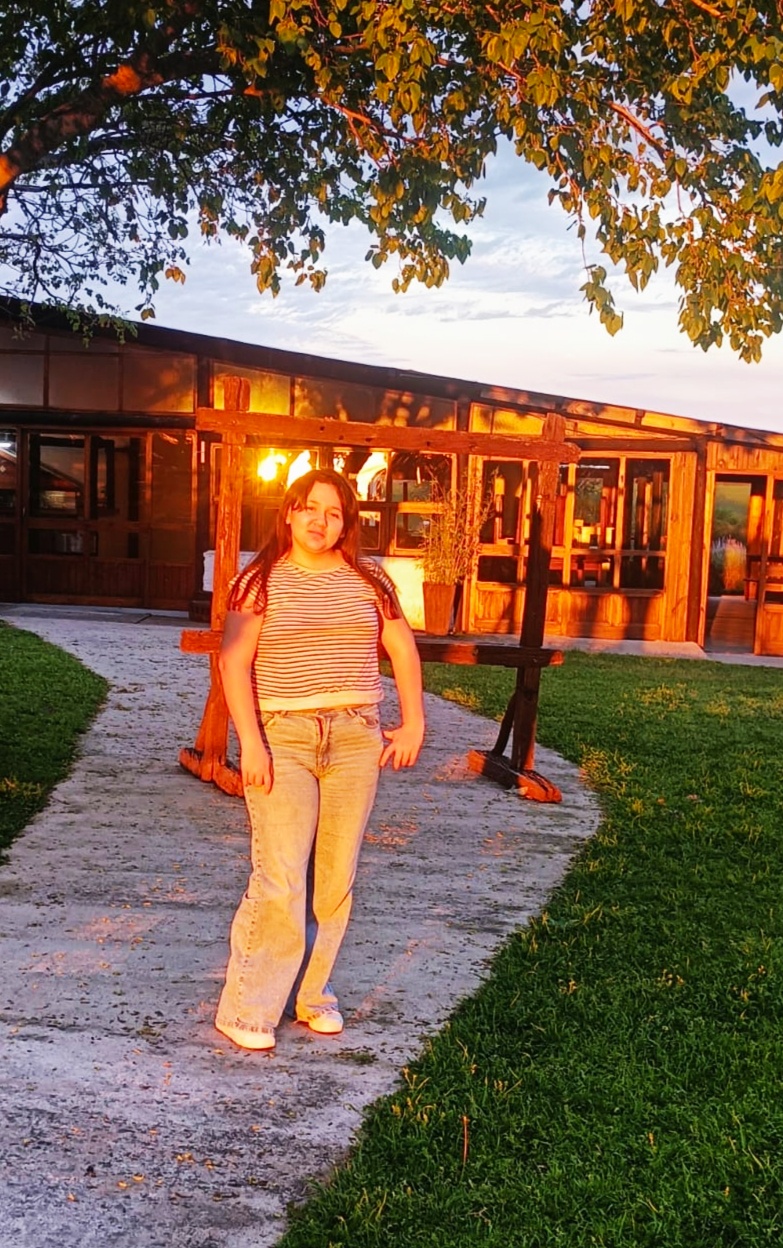 Sophie Avril al atardecer en el jardín